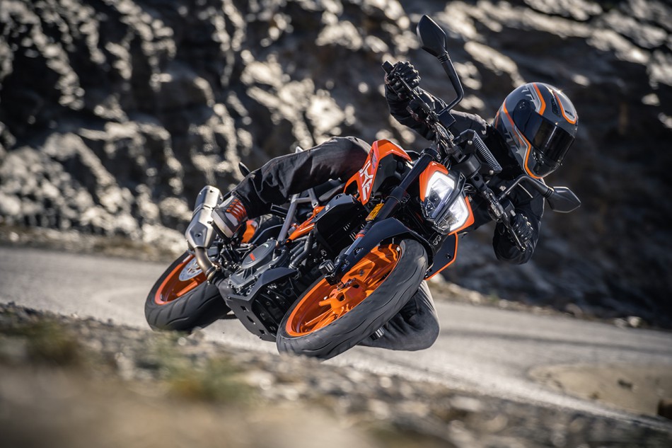 2017_KTM_390DUKE_Action_7