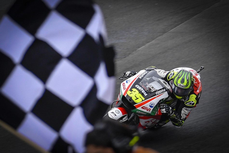 Crutchlow passe la ligne en vainqueur