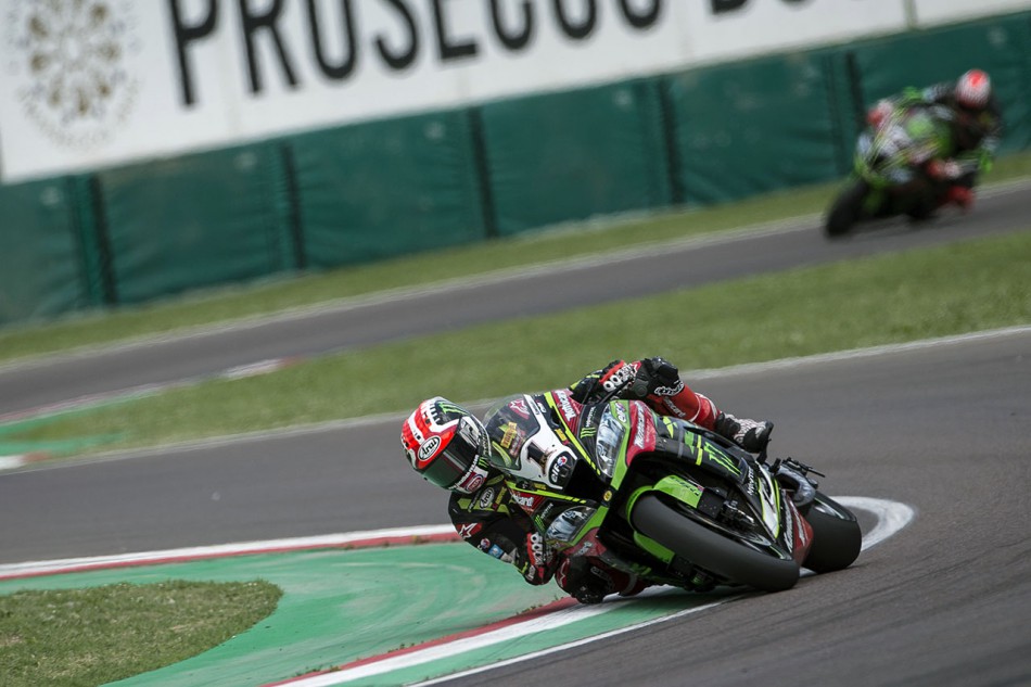 Jonathan Rea devant Tom Sykes
