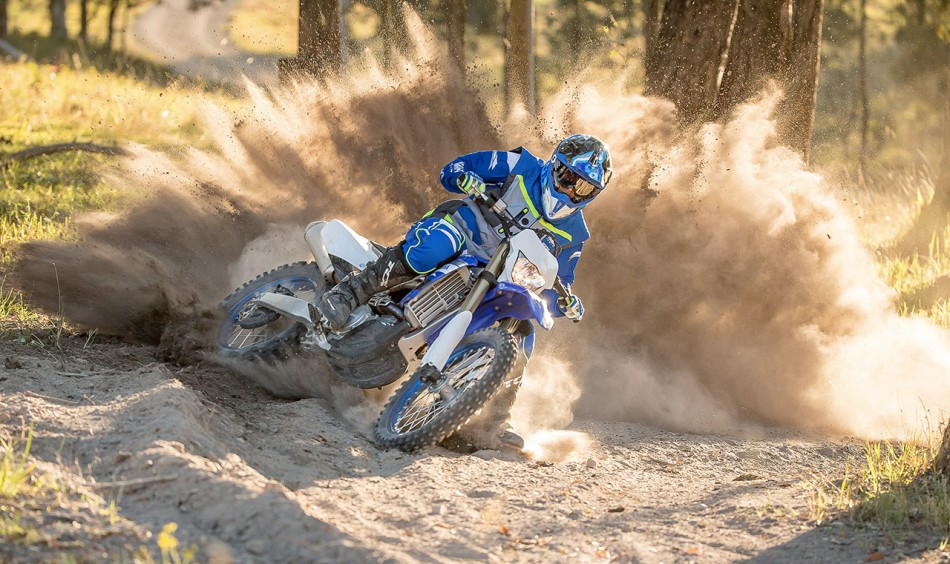 2019_WR450F_YamahaBlue_Action_012