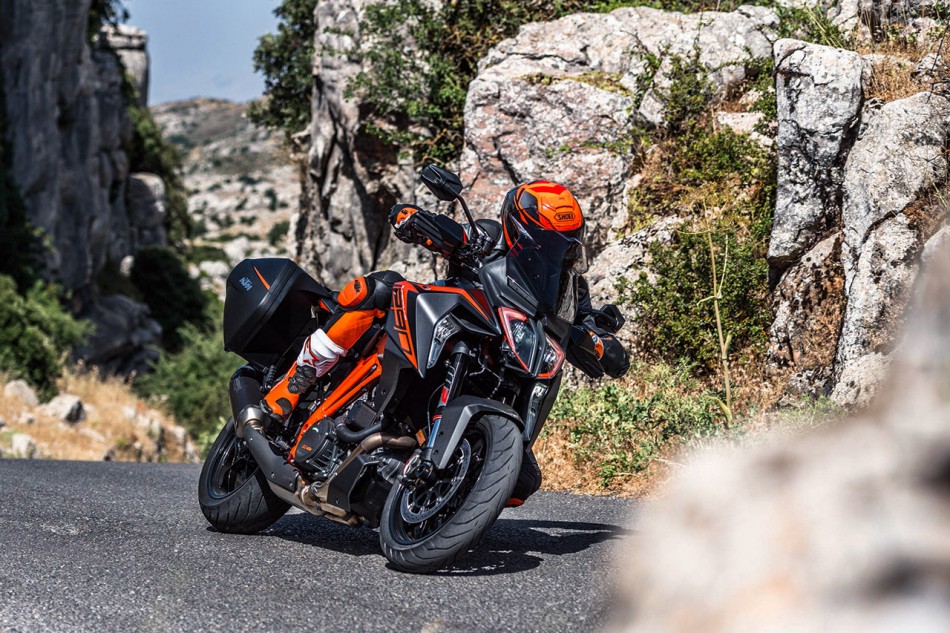 2019-KTM-1290-Super-Duke-GT-01