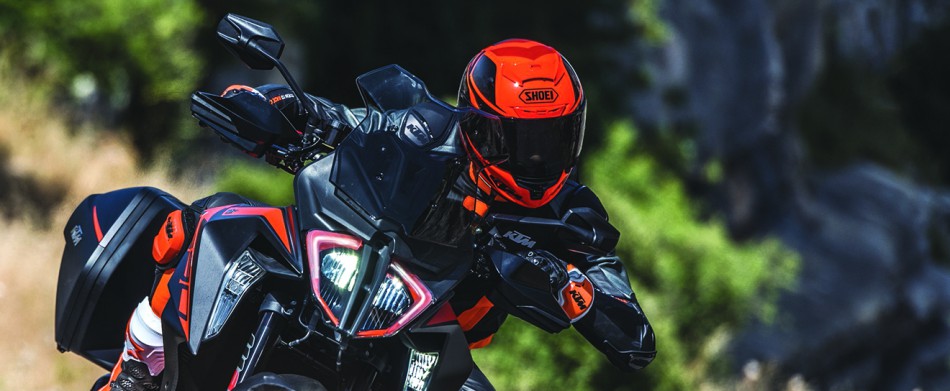 KTM 1290 SUPER DUKE GT_Action 02