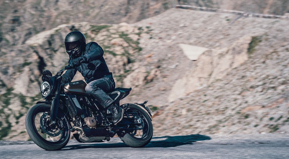 2021-Bell-Eliminator-Carbon-000
