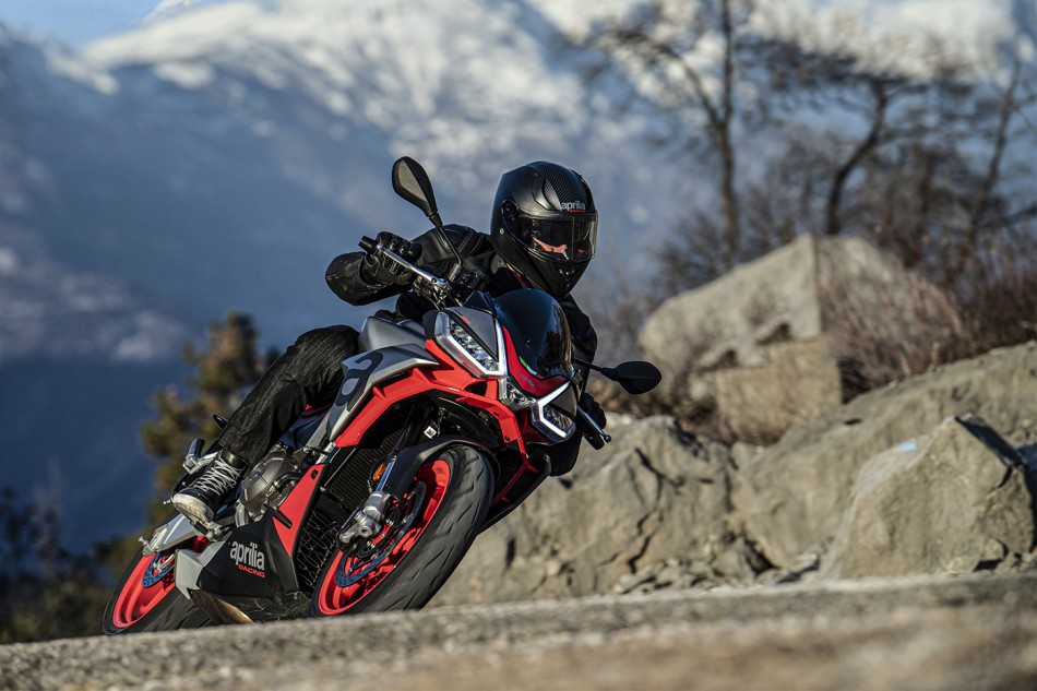 2021-Aprilia_Tuono660-Action-02