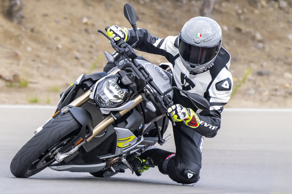 2021-BMW-S1000R-Action-06b