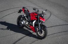 2022-Ducati-Streetfighter_V2-03