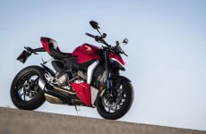 2022-Ducati-Streetfighter_V2-04