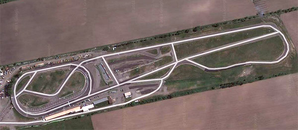 Photo satellite du circuit sur laquelle on distingue les trois pistes (ovale de Stock-Car,  piste d'accélération et circuit routier.