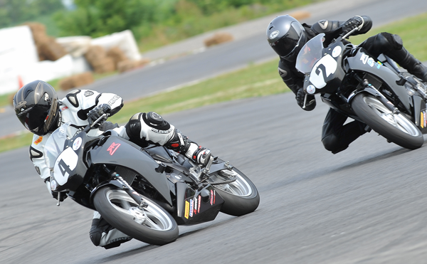 Les motos sont peut-être des petites cylindrées, mais ça n'empêche pas les luttes d'être serrées et la course intense.