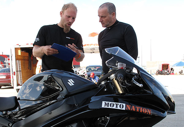 Inspection de la moto, en compagnie de Stéphane, afin d'établir le contrat de location.