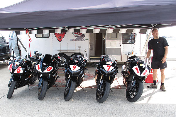 Les motos alignées devant la remorque de Moto Nation sont prêtes pour la piste.  Elles sont chaussées de pneus Pirelli Supercorsa SP ou de Pirelli Superbike Slicks.