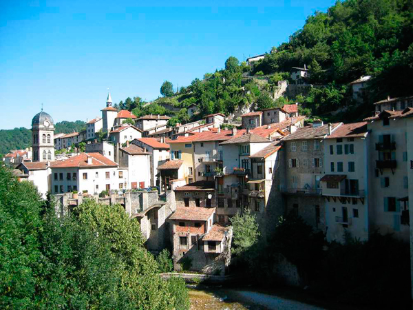 Le village de Pont-en-Royans et ses maisons suspendues.