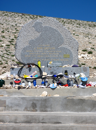 Le mémorial dédié à Tom Simpson, le cycliste britannique mort dans l'ascension du Mont Ventoux, en 1967. Il a été dressé à l'endroit où il s'est effondré, à quelques centaines de mètres seulement du sommet et de l'arrivée.