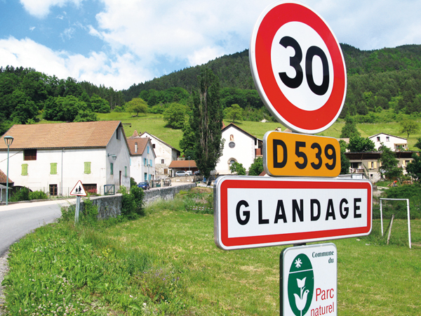 En France, les villages portent souvent des noms bizarres.