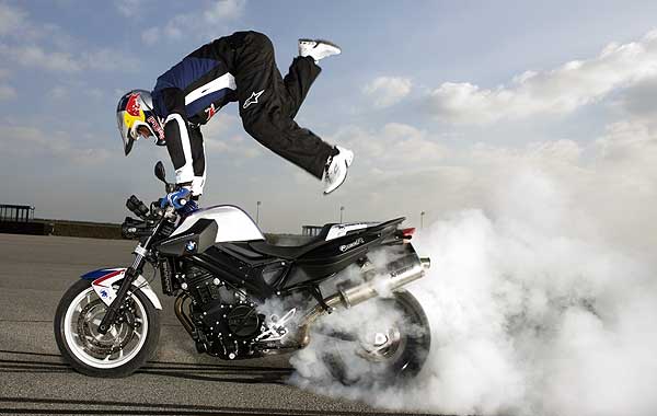 Chris Pfeiffer, cascadeur professionnel, est employé par BMW Motorrad.