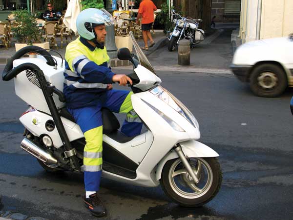 Conducteur de moto-crottes, à Bayonne, dans le sud-ouest de la France.