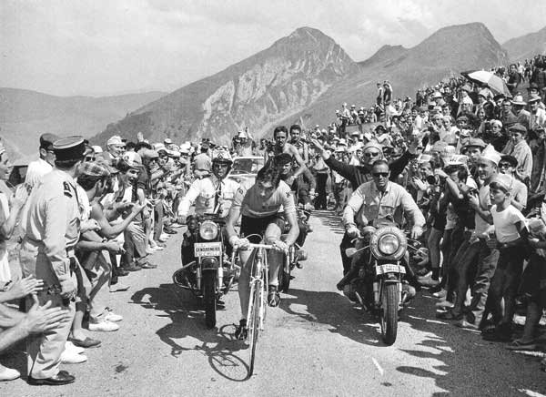 Tour de France 1969. Le légendaire Eddy Merckx à l'assaut des Pyrénées, encadré par un motard de presse et un motard de la Gendarmerie Nationale!