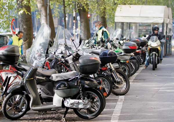 Les stationnements réservés aux DRM sont nombreux à Milan, comme dans plusieurs  autres villes européennes.
