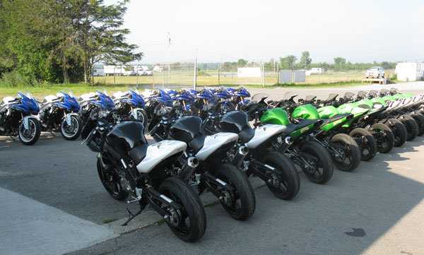 Les motos sont alignées en attendant l'ouverture des hostilités.