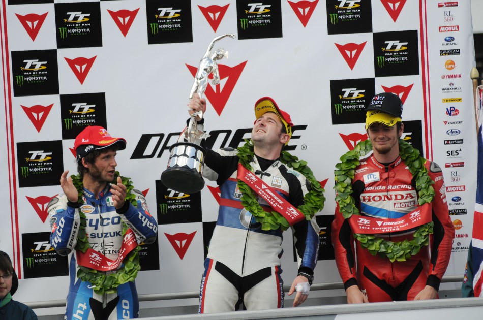 Podium Superbike TT De gauche à droite: Guy Martin, Michael Dunlop, Conor Cummins