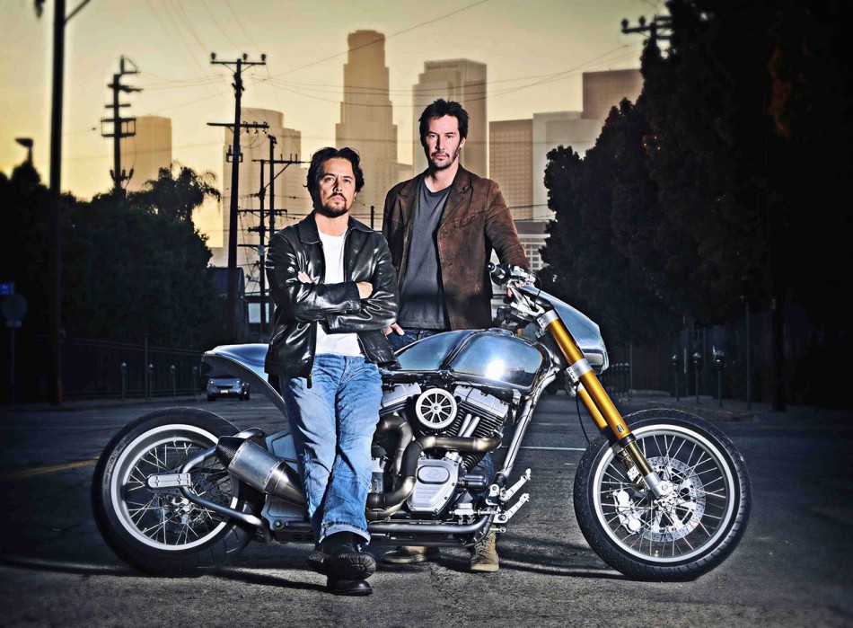 Gard Hollinger (à gauche) et Keanu Reeves, les deux fondateurs de la compagnie Arch Motorcycle Company posent fièrement avec leur création, la KRGT-1.