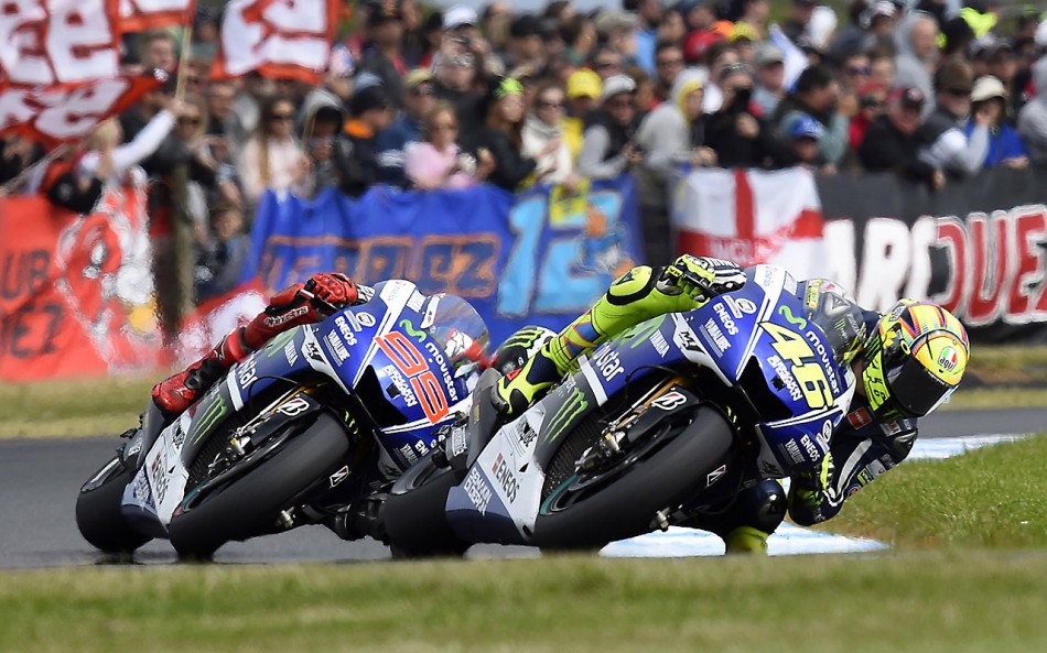 Valentino Rossi (46), en bagare avec son coéquipier Jorge Lorenzo (99), remporte son deuxième GP de la saison.