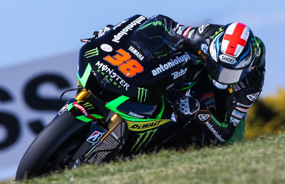 Bradley Smith monte sur le podium pour la première fois de sa carrière en MotoGP.