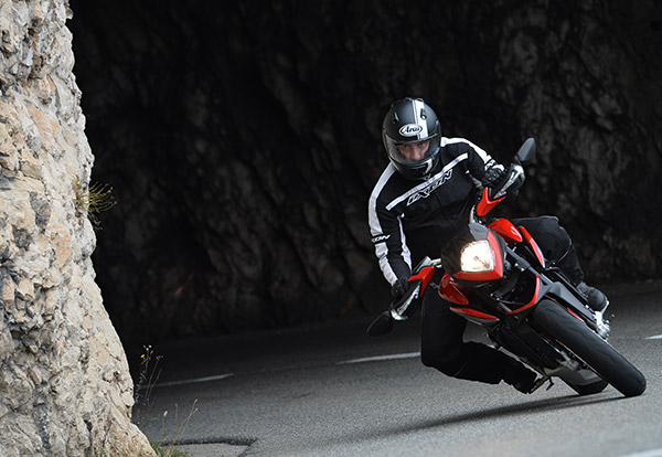 Le comportement routier de la Rivale sur les petites routes de la Côte d'Azur est irréprochable. Il permet une conduite sportive en toute sécurité.