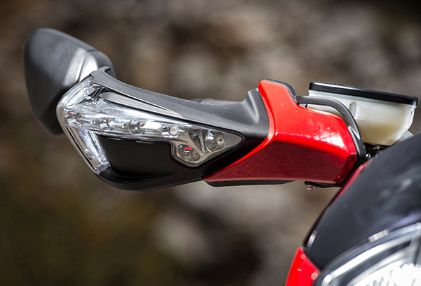 Les rétroviseurs repliables, en bout de guidon, rappellent ceux de la Ducati Hypermotard.
