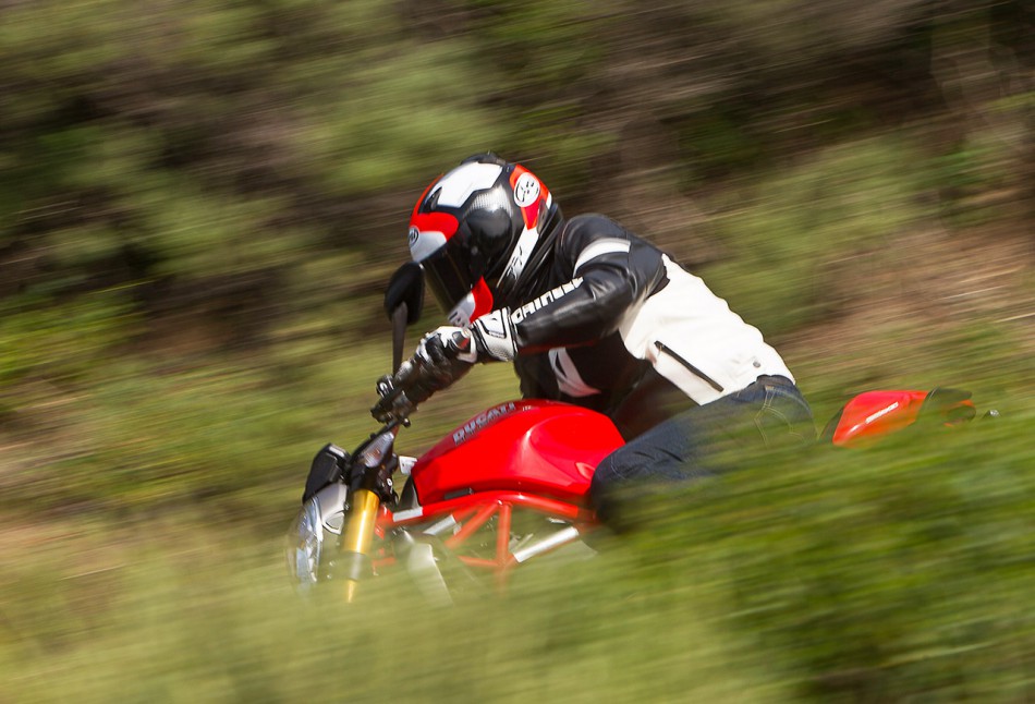 Essai-Ducati-Monster1200S-action-route-04