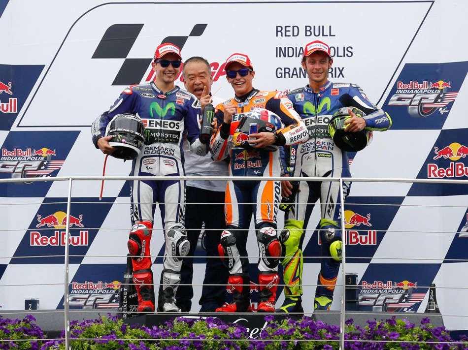 Sur le podium, Lorenzo (2e), Marquez (1er) et Rossi (3e)