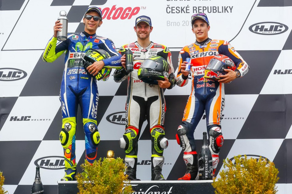 De gauche à droite : Rossi 92e), Crutchlow (1er) et Marquez (3e)