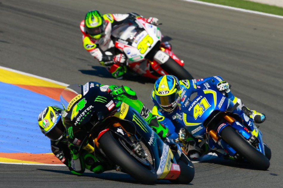 Pol Espargaro (44) et son frère Aleix (41) en lutte avec Cal Crutchlow (35)