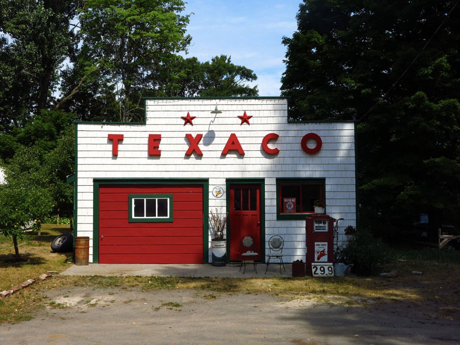 Garage muséifié à Cherry Valley, Prince Edward County, Ontario.