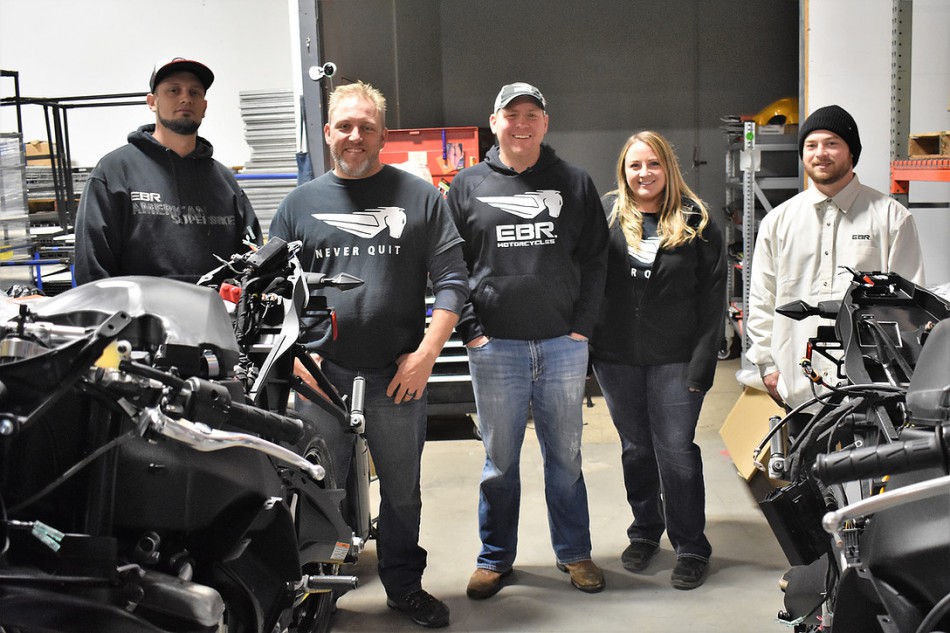 La petite équipe d'EBR Motorcycles avec, de g. à d., Eric Weber, le motoriste, Elliot Malzahn, le responsable châssis, Bill Melville, le propriétaire, Marissa Morford, directrice des opérations et Kevin Blackmer, le directeur de l'usine.