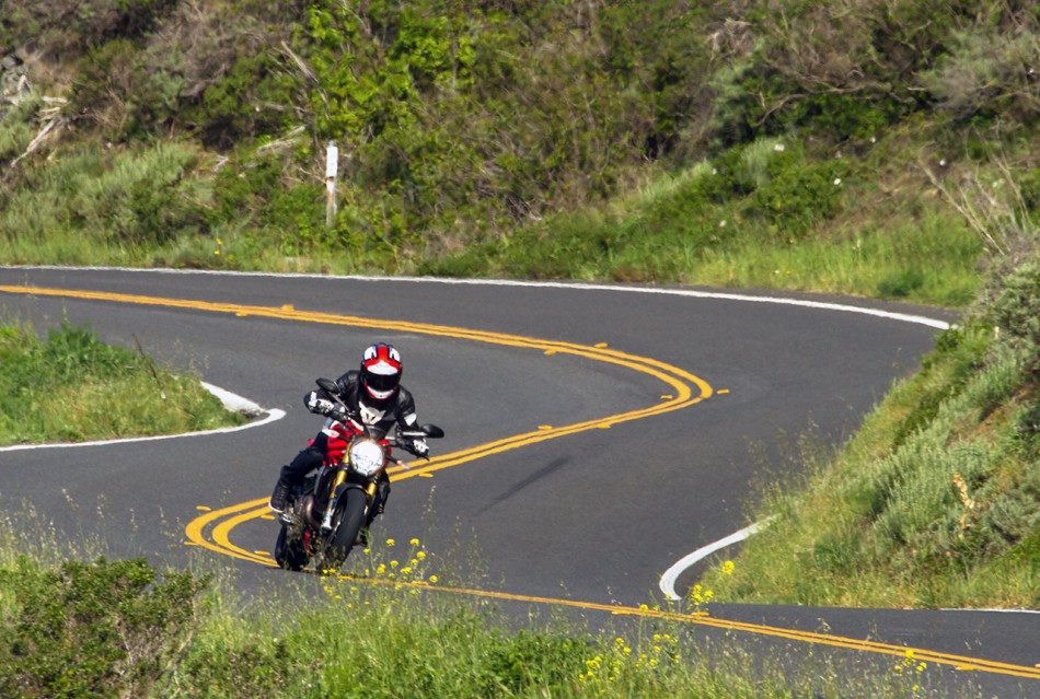 Essai-Ducati-Monster1200S-action-route-05-950x639