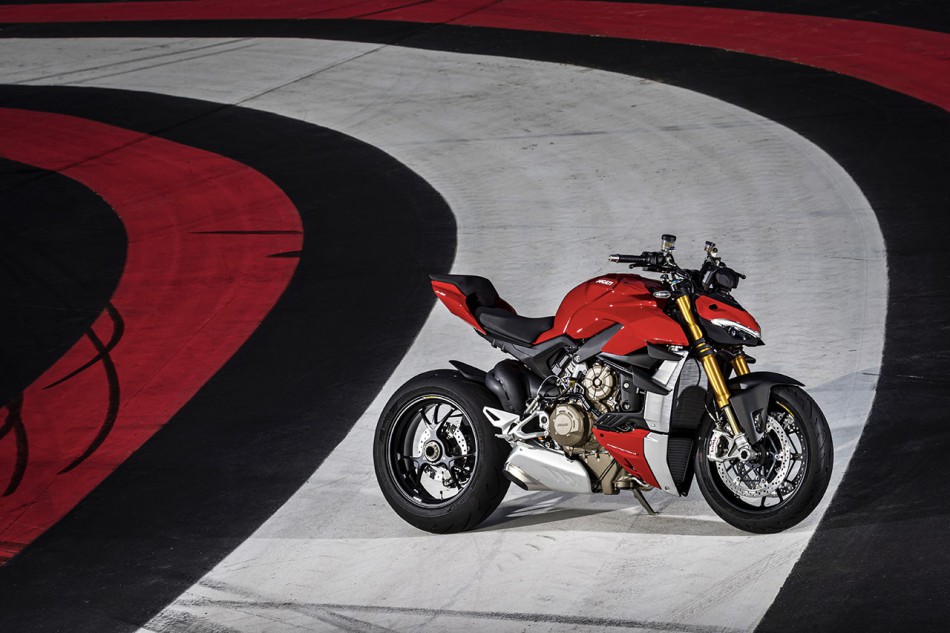 2020_DUCATI_STREETFIGHTER-V4-S_AMBIENCE_40_UC101661_High