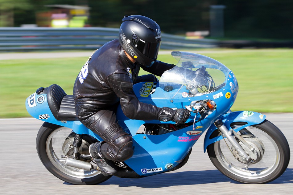 Pierre Brancaleone de RAD Motorcycles magazine, ici en action sur sa Roca, porte une combinaison Vidal Sport classique