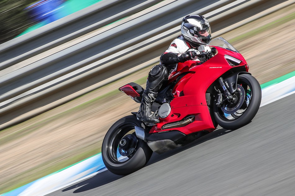 2020-Ducati-Panigale_V2-action-02