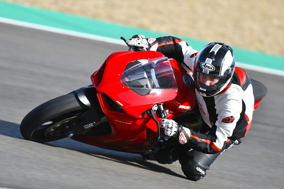 2020-Ducati-Panigale_V2-action-04
