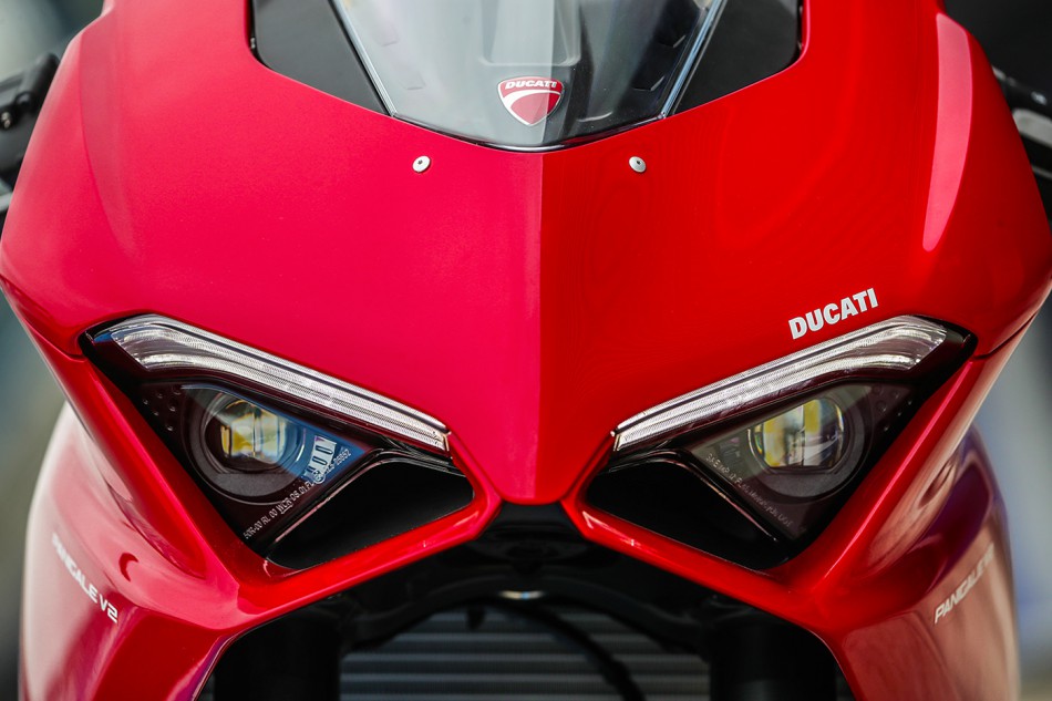 2020-Ducati-Panigale_V2-beauty-01