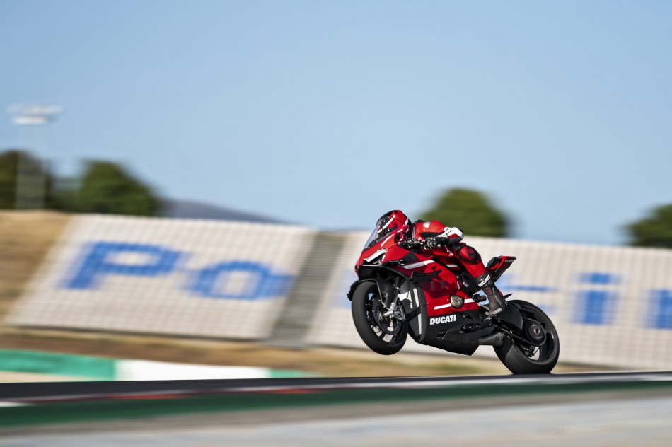03_Ducati Superleggera V4_Action_UC145857_High
