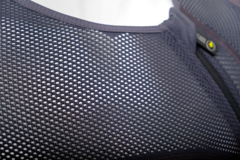 Pro Shirt AIR mesh detail low res