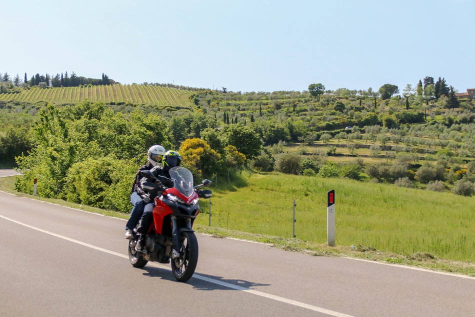 Découvrez la région d'Émilie-Romagne au guidon d'une Ducati de location