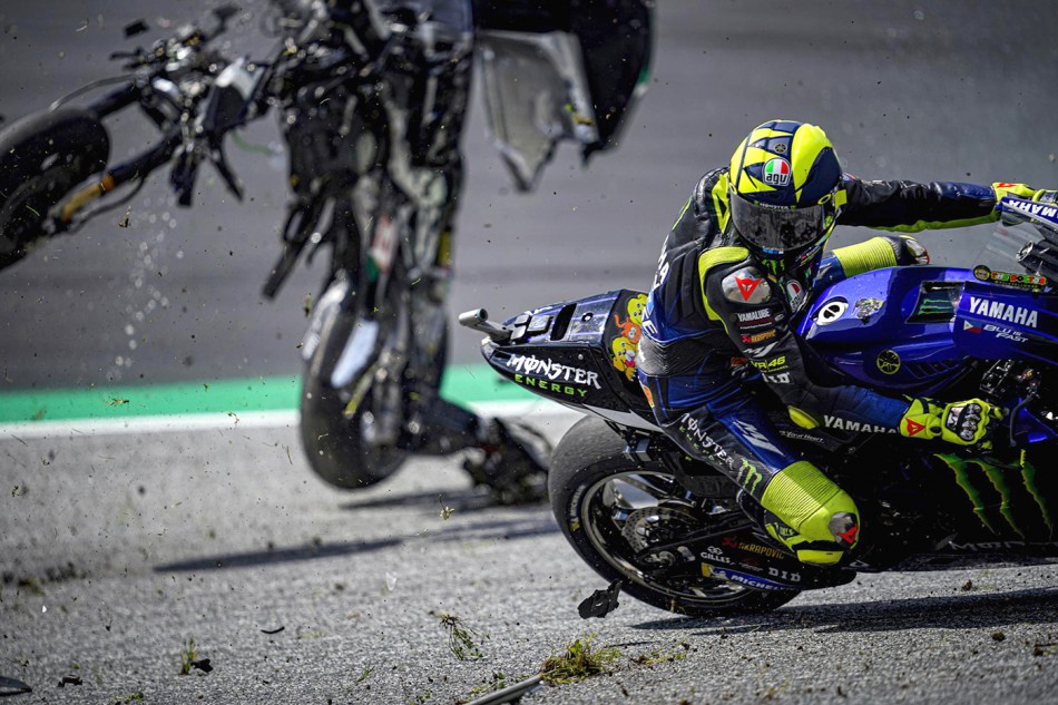 Rossi échappe de peu à l'accident avec la M1 volante de Morbidelli