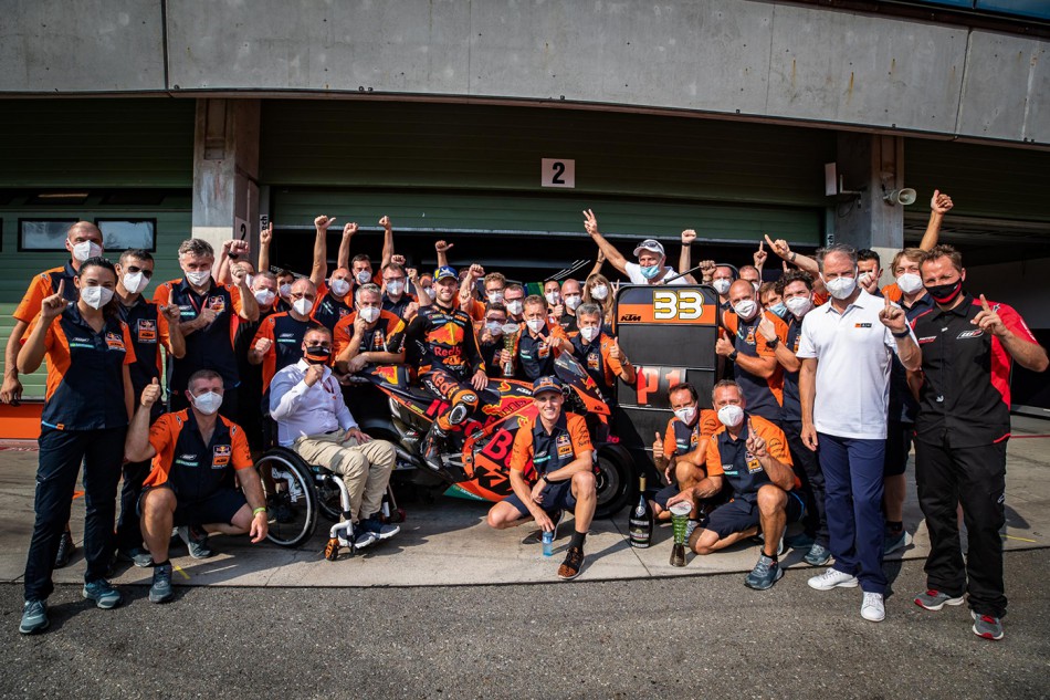 L'équipe KTM célèbre sa première victoire en MotoGP, 3 ans seulement après ses débuts dans la catégorie-reine