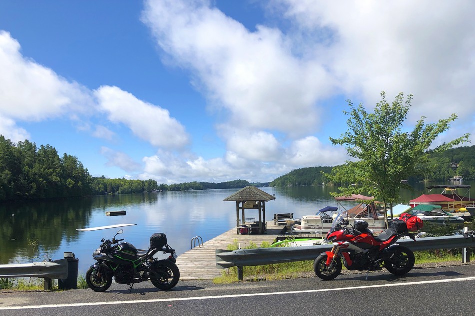 La Z H2 et la S1000XR posent devant la lac Rosseau