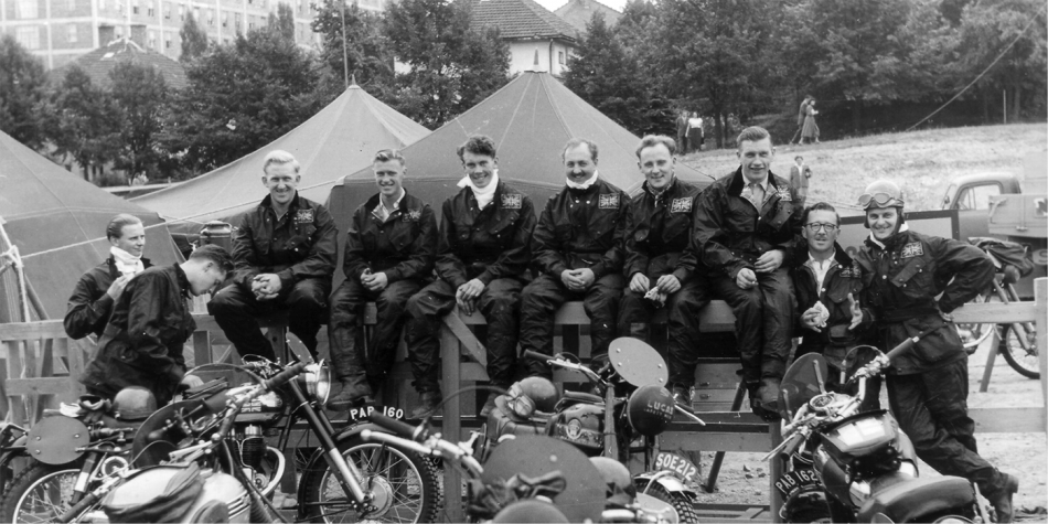 Les membres de l’équipe britannique des Six Jours d’enduro de 1957 portant leurs ensembles Barbour.
