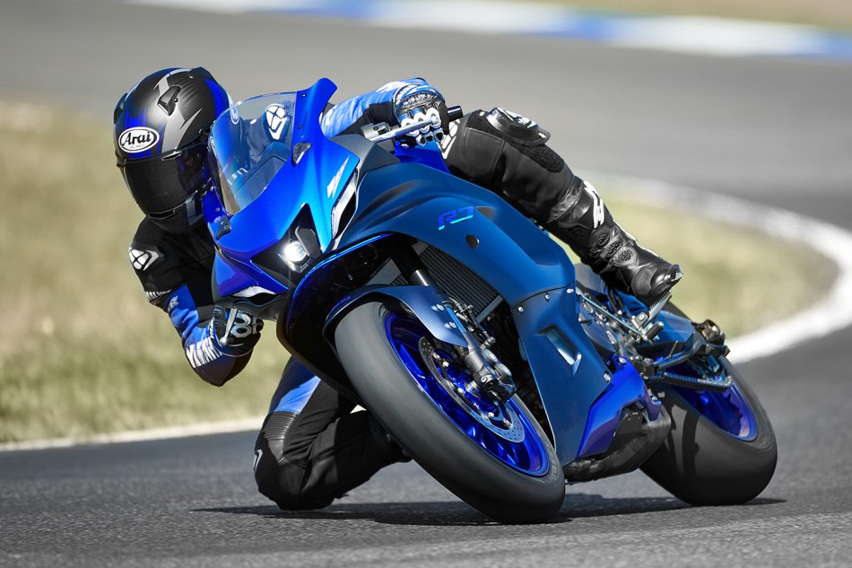 2022_YZF-R7_Action_16