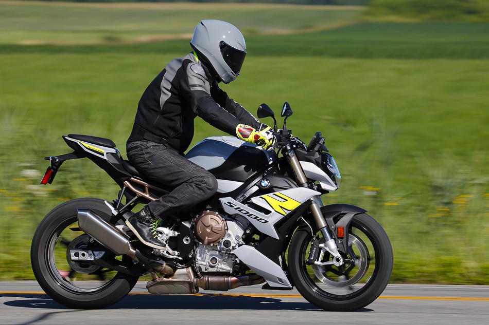 2021-BMW-S1000R-Action-13